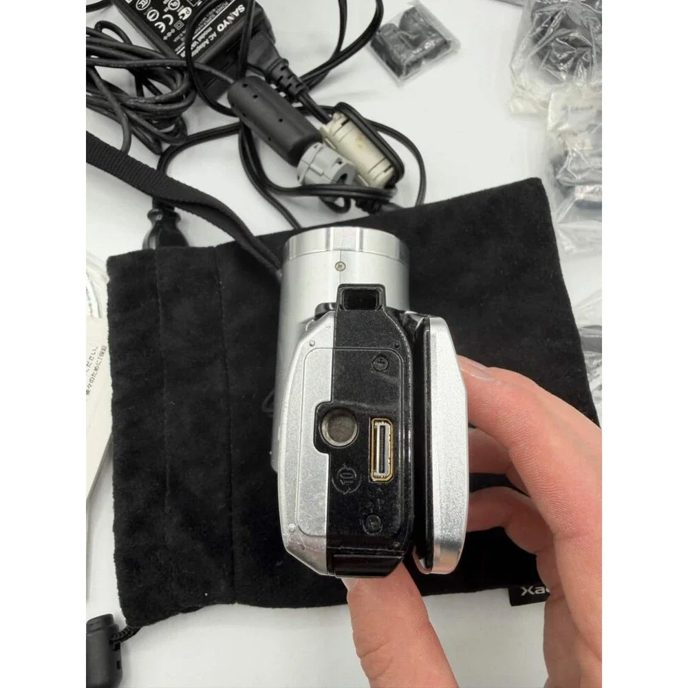 Sanyo Xacti DMX-HD1000 Camera Silver Turns On Remote Case Manuals Records Cords